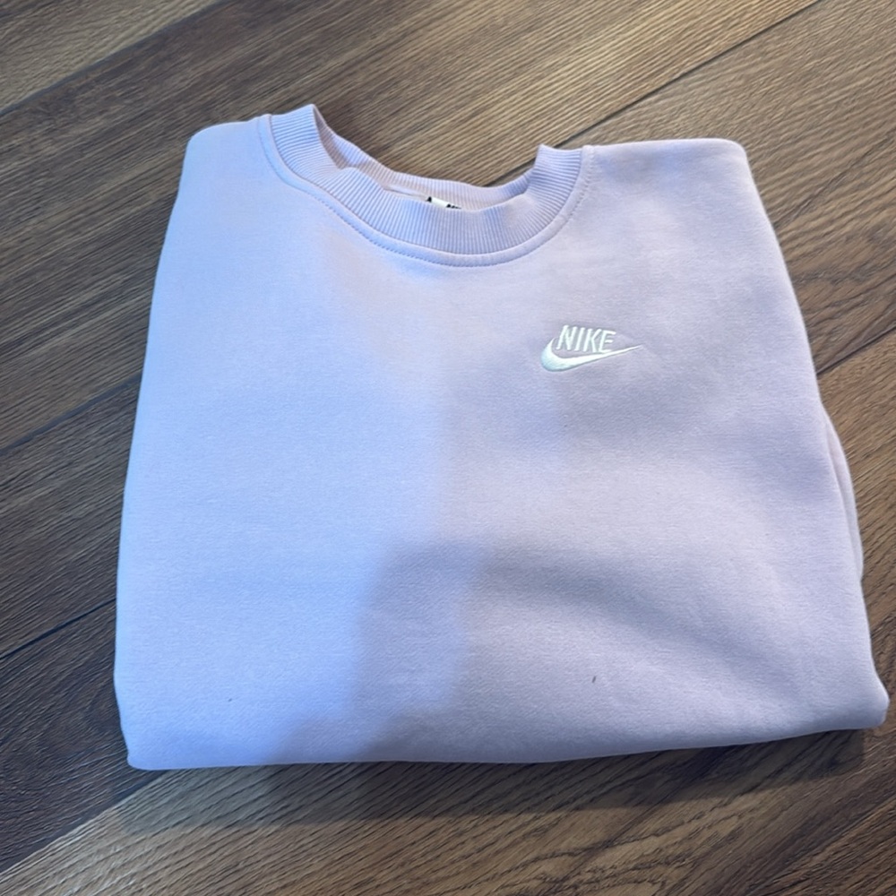 Women’s Nike crew neck sweat shirt size large. Lilac purple